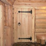 Деревянная дверь в русской бане